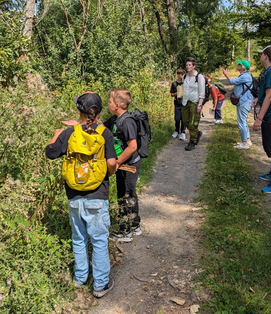 Kinder auf einem Waldweg